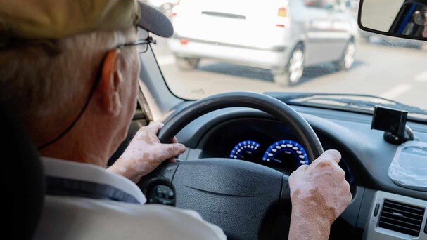 Decreto 675-26 elimina la edad como criterio único para reducir la vigencia de la licencia