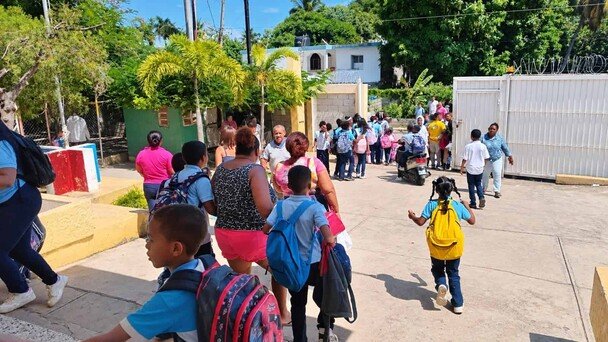 Pánico en escuela de Barahona: intruso amenaza al director